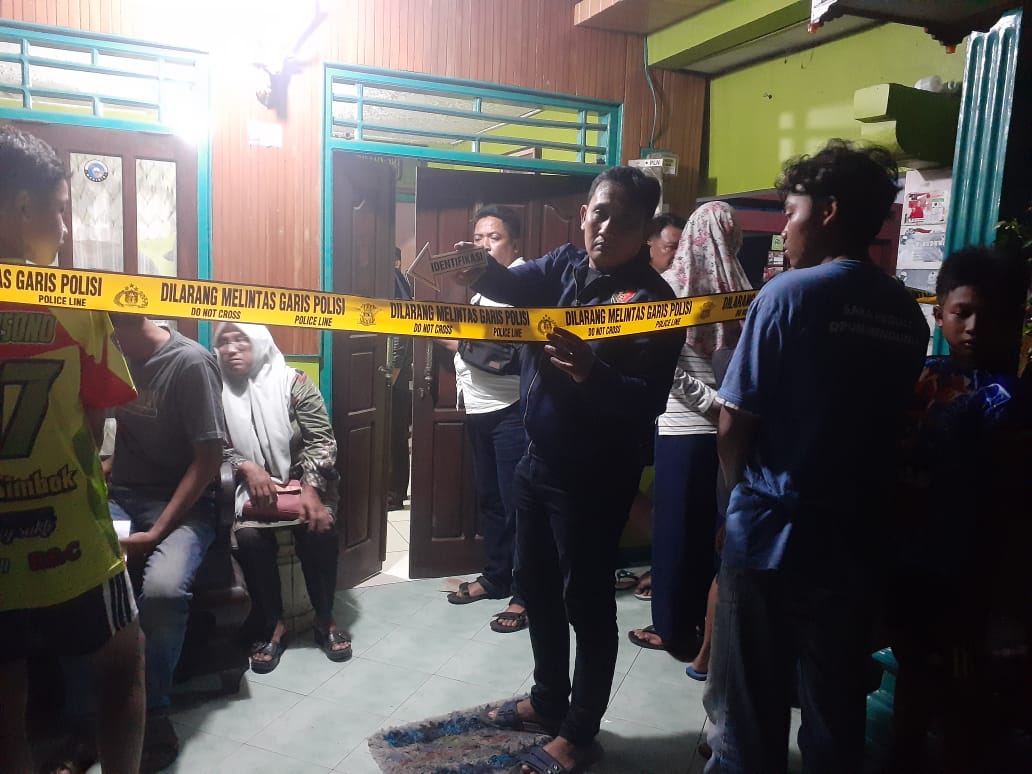 Polsek Pati Bersama Tim Inafis Olah TKP Orang Bunuh Diri berinisial M (54) di Desa Puri Senin (29/01/2024) kemarin