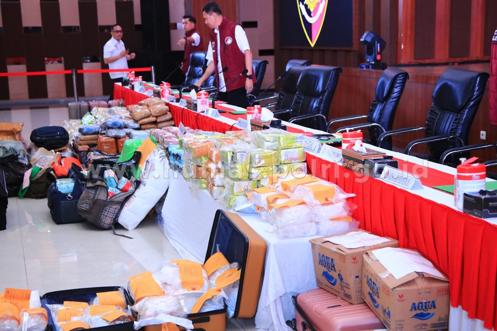 Polri terus berkomitmen untuk melawan dan menindak tegas peredaran narkotika dan melindungi masyarakat Indonesia dari bahaya narkoba.