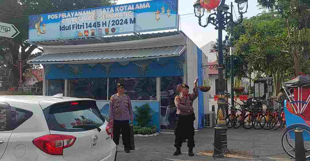 Di Kota Semarang, pengunjung dari luar kota masih berdatangan di kawasan Kota Lama. Puncak keramaian wisatawan