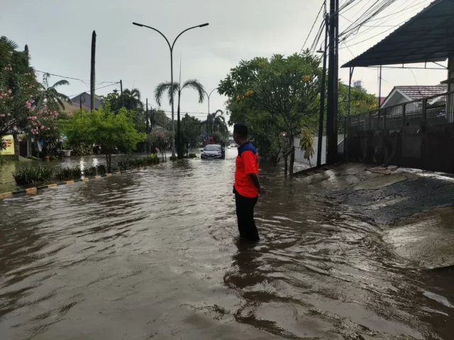 Sabtu (13/4/2024) pagi, banjir di beberapa wilayah Kota Bekasi sudah mulai surut namun BPBD masih siaga