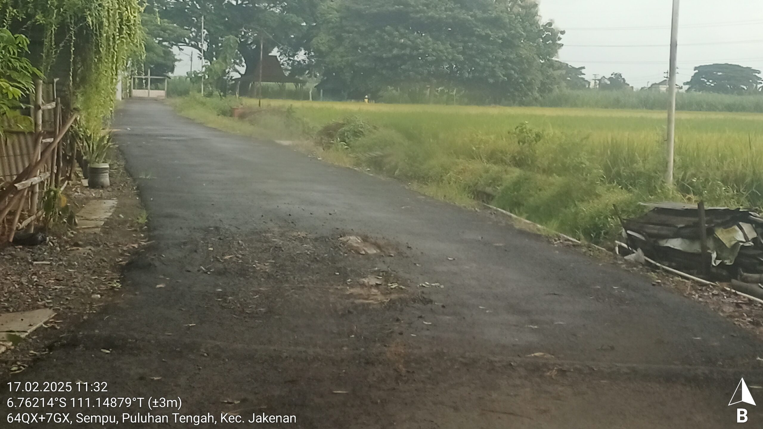 Aspal jalanan itu terkikis sehingga menyebabkan beberapa bagian jalan menjadi berlubang. Bagian yang berlubang berada di antara lajur kiri dan kanan jalan.
