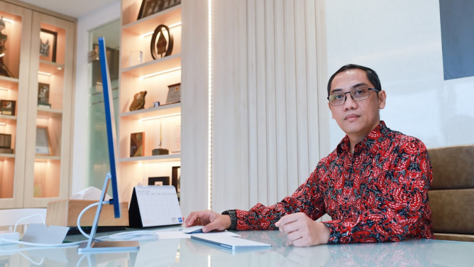 Kementerian memutuskan untuk memberlakukan sanksi penghentian sementara pada platform World yang dikelola oleh Tools For Humanity dan mitra lokalnya, PT Sandina Abadi Nusantara.