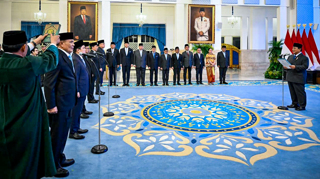 Presiden Prabowo Subianto melantik dua menteri, tiga wakil menteri (Wamen), dan kepala badan untuk Kabinet Merah Putih untuk sisa masa jabatan 2025-2029 di Istana Negara, Jakarta, pada 17 September 2025, dalam suasana khidmat.