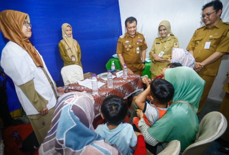 “Dokter-dokter spesialis kita kerja samakan dengan rumah sakit daerah, pemprov dan swasta, menggunakan mobil keliling yang menyasar desa-desa,” kata Luthfi, saat menjinjau Pelayanan Kesehatan Spesialistik “Sehat Bareng Luthfi -Yasin”, di Balai Desa Losari, Kecamatan Pakis, Kabupaten Magelang, Senin (22/9/2025).‎‎