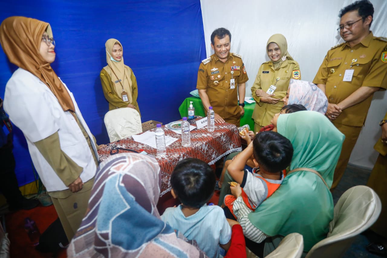 “Dokter-dokter spesialis kita kerja samakan dengan rumah sakit daerah, pemprov dan swasta, menggunakan mobil keliling yang menyasar desa-desa,” kata Luthfi, saat menjinjau Pelayanan Kesehatan Spesialistik “Sehat Bareng Luthfi -Yasin”, di Balai Desa Losari, Kecamatan Pakis, Kabupaten Magelang, Senin (22/9/2025).