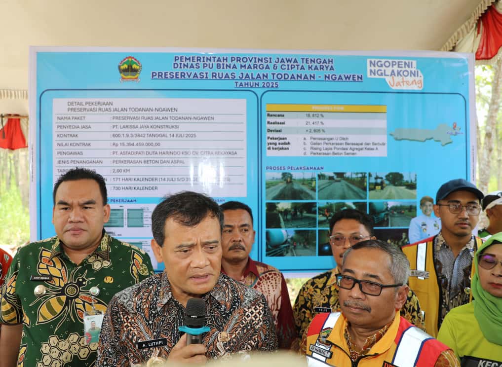 Gubernur Jawa Tengah, Ahmad Luthfi, melakukan kunjungan untuk meninjau langsung proyek perbaikan jalan di ruas Todanan–Ngawen, Kabupaten Blora, Jumat (26/9/2025).