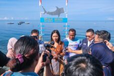 Wakil Menteri Pariwisata (wamenpar) Ni Luh Puspa saat berkunjung ke Desa Botubarani, Kabila Bone, Bone Bolango, Gorontalo pada Minggu (28/9/2025).