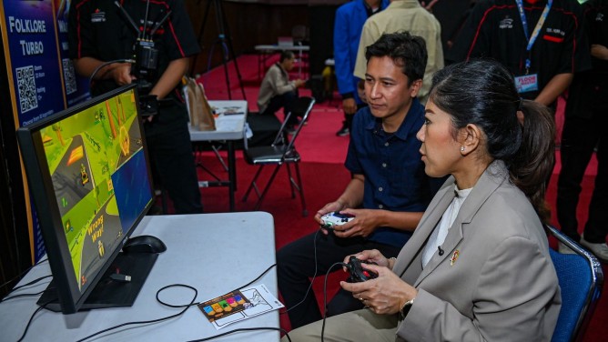 Kehadiran Menkomdigi Meutya Hafid di acara GameTech Exhibition yang berlangsung di STMM MMTC Yogyakarta mencerminkan dukungan pemerintah terhadap perkembangan industri game di Indonesia.