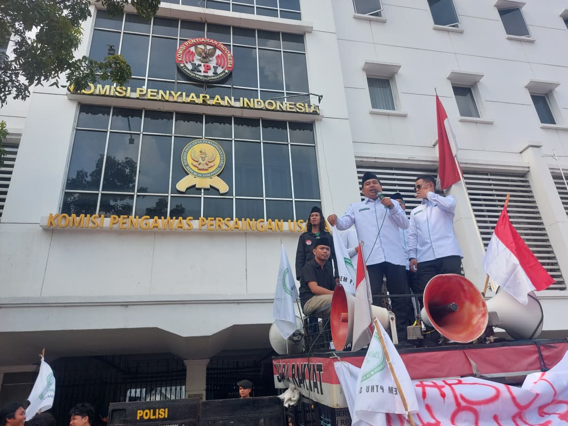 Amarah umat Islam dan suara rakyat Indonesia tumpah di depan kantor Komisi Penyiaran Indonesia (KPI) di Jakarta, Kamis, 16 Oktober 2025.