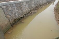 Pembangunan Talud Jalan RT 05 RW 01 Desa Puluhantengah Kecamatan Jakenan Kabupaten Pati Dengan Anggaran Rp.200.000 yang Bersumber dari Bantuan Keuangan Pemerintah Kabupaten Pati, Senin (1711/2025).