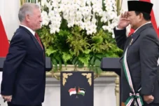 Presiden Republik Indonesia, Prabowo Subianto, menerima penghargaan “The Bejewelled Grand Cordon of Al Nahda (Order of the Renaissance)” dari Raja Kerajaan Yordania Hasyimiah, Raja Abdullah II ibn Al Hussein. Penganugerahan tersebut dilakukan oleh Raja Abdullah pada saat kunjungan kenegaraannya ke Indonesia di Istana Merdeka, Jakarta, Jumat (14 /11/2025).