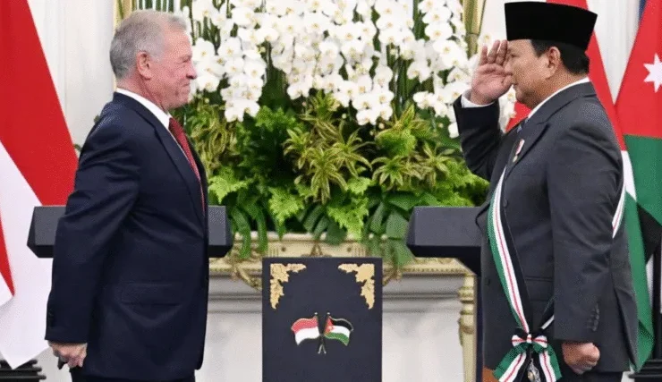 Presiden Republik Indonesia, Prabowo Subianto, menerima penghargaan “The Bejewelled Grand Cordon of Al Nahda (Order of the Renaissance)” dari Raja Kerajaan Yordania Hasyimiah, Raja Abdullah II ibn Al Hussein. Penganugerahan tersebut dilakukan oleh Raja Abdullah pada saat kunjungan kenegaraannya ke Indonesia di Istana Merdeka, Jakarta, Jumat (14 /11/2025).